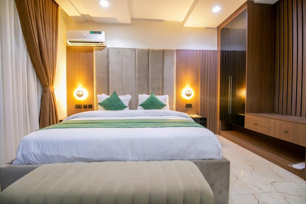 Postel nebo postele na pokoji v ubytování Tranquila Hotels and Suites Abuja