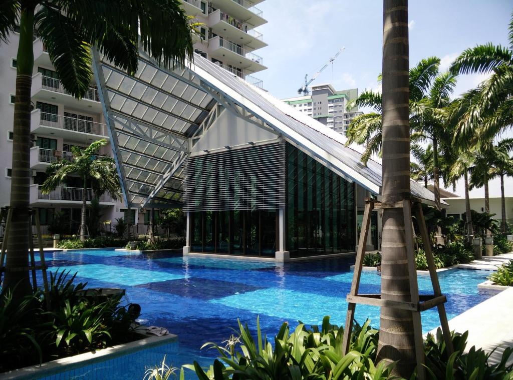 une piscine en face d'un bâtiment dans l'établissement Indah Alam Condo, à Shah Alam