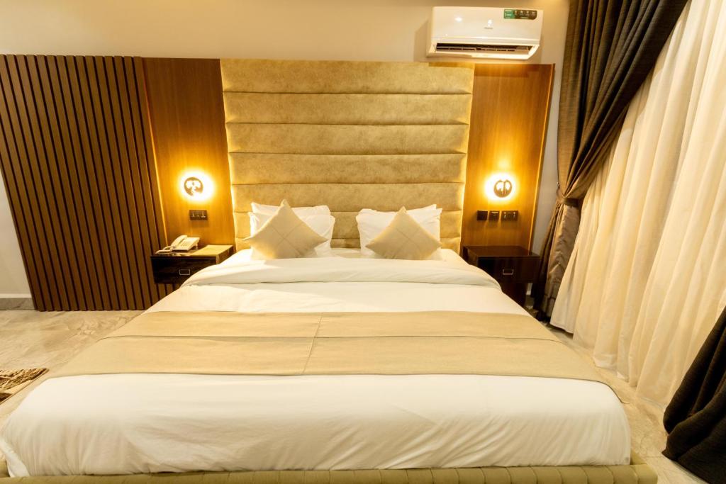 Postel nebo postele na pokoji v ubytování Tranquila Hotels and Suites Abuja