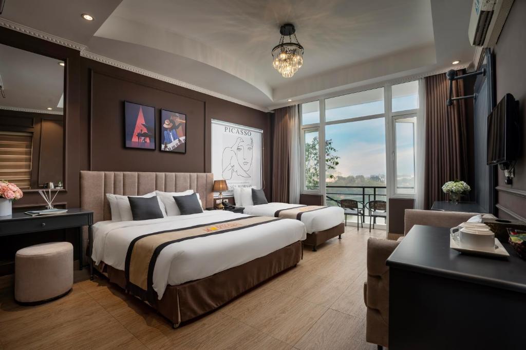 Cette chambre dispose de deux lits et d'un balcon. dans l'établissement Hanoi Morning Hotel, à Hanoï