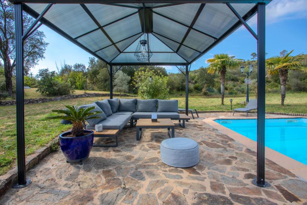 Les SerresにあるVilla Catalpa avec piscineのプールサイドのパビリオン(ソファ、テーブル付)