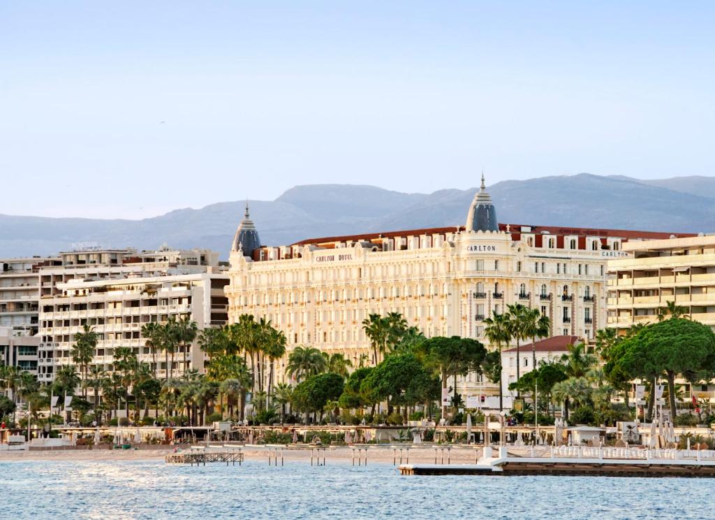 Carlton Cannes, a Regent Hotel - Resim 6