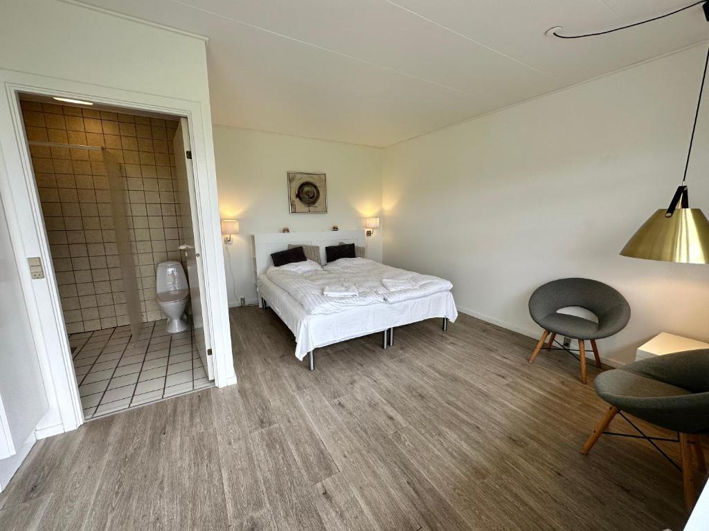 Postel nebo postele na pokoji v ubytování Orø Kro & Hotel
