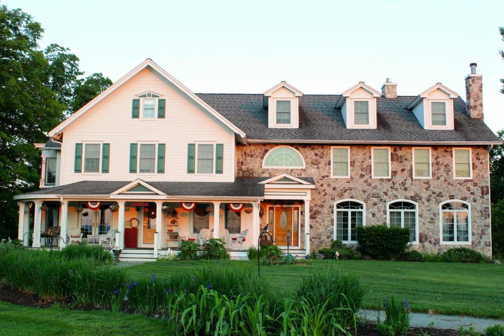 an image of a house at Maple Shade Bed & Breakfast 