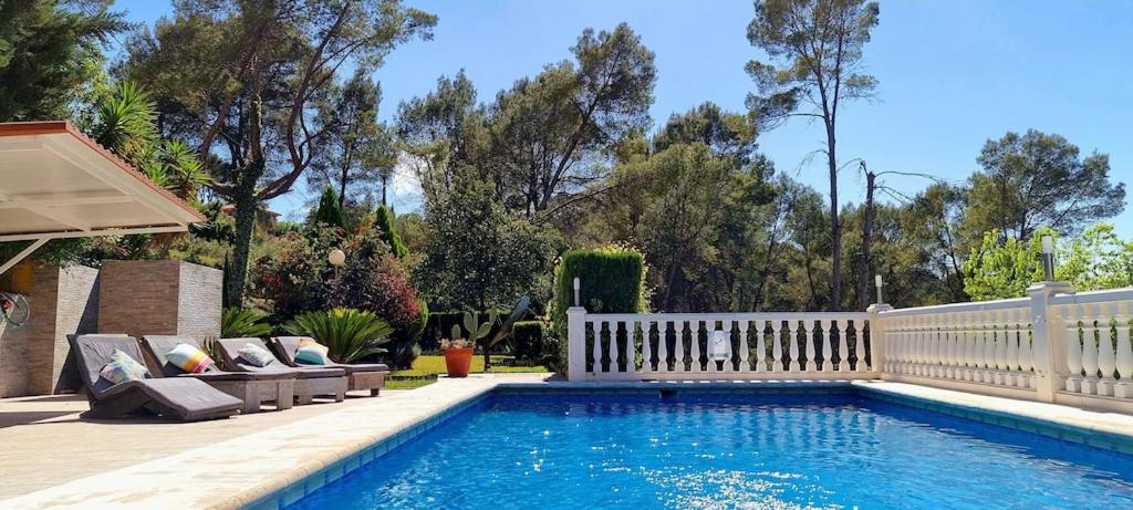 a swimming pool in a yard with a white fence at Casa Alexandra in Alboy