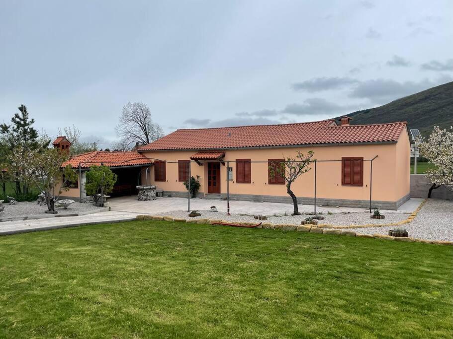 El edificio en el que está el departamento