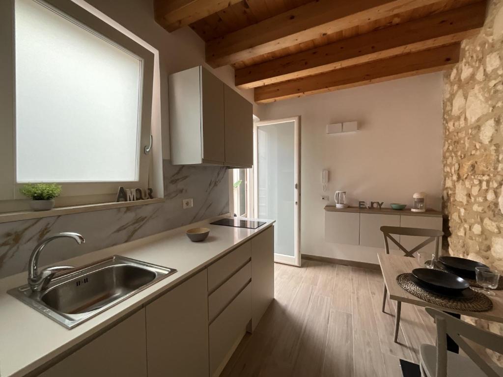 A kitchen or kitchenette at Rua 39 fine apartments by Dimore in Sicily