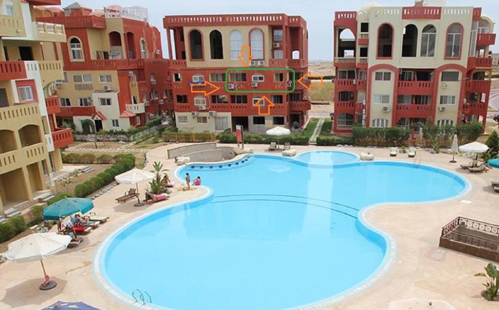 2 Bedroom Apartment with pool view في شرم الشيخ: مسبح كبير وسط مبنى