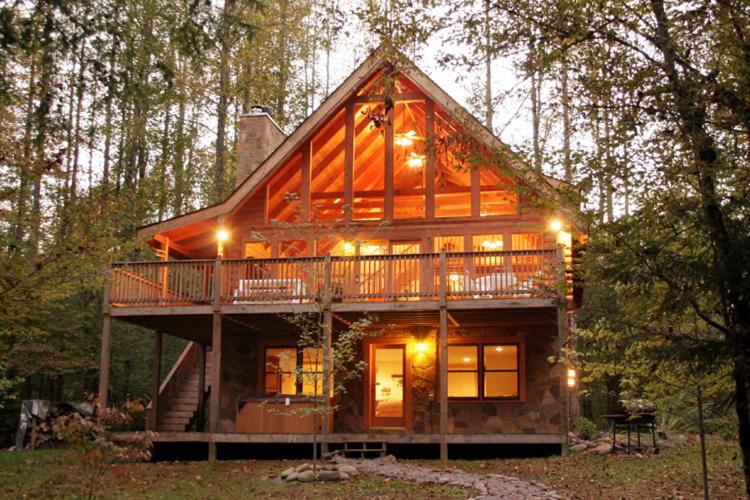 une grande maison en bois avec une terrasse dans les bois dans l'établissement Amazing River Retreat, 3 Bedrooms, WiFi, Sleeps 8, Pool Table, à Sevierville