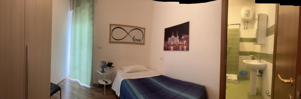 サン・サルヴォにあるB&B D'Amareのベッド1台とバスルームが備わる小さな客室です。