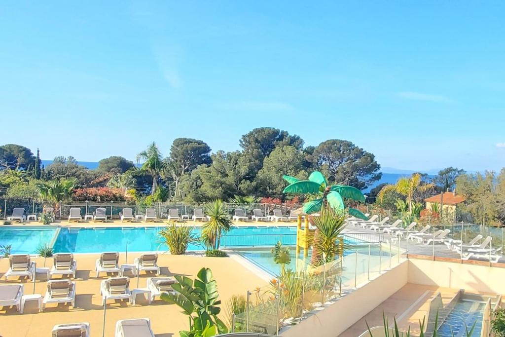 Blick auf den Pool in einem Resort in der Unterkunft Bright cocoon with pool and sea view in Saint-Raphaël