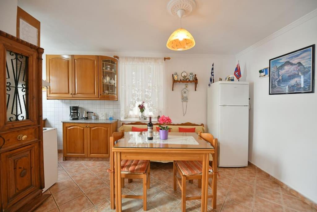 A kitchen or kitchenette at Maria's House