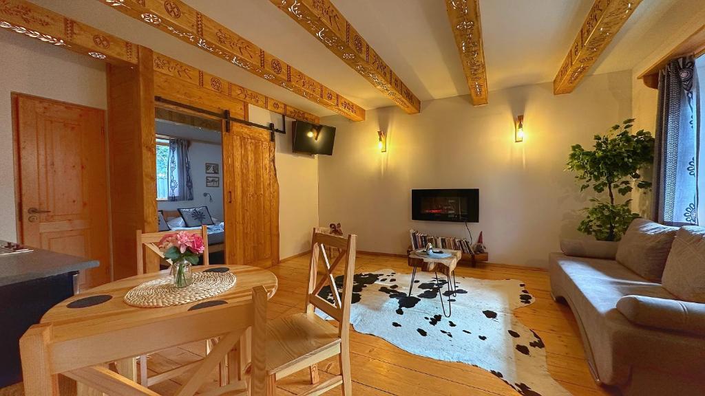 - un salon avec une table et un canapé dans l'établissement Apartamenty Pod Cisówką, à Zakopane