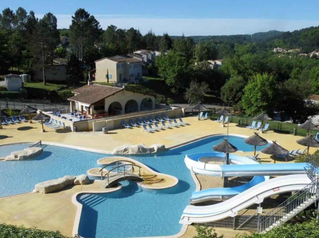 - une piscine avec des toboggans et des parasols dans l'établissement Village vacances Ardèche Odalys climatisé, à Salavas