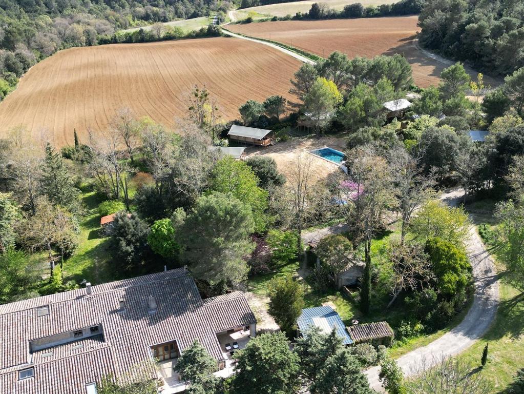 une vue aérienne sur une maison et un champ dans l'établissement Domaine La Sauzette, à Cazilhac