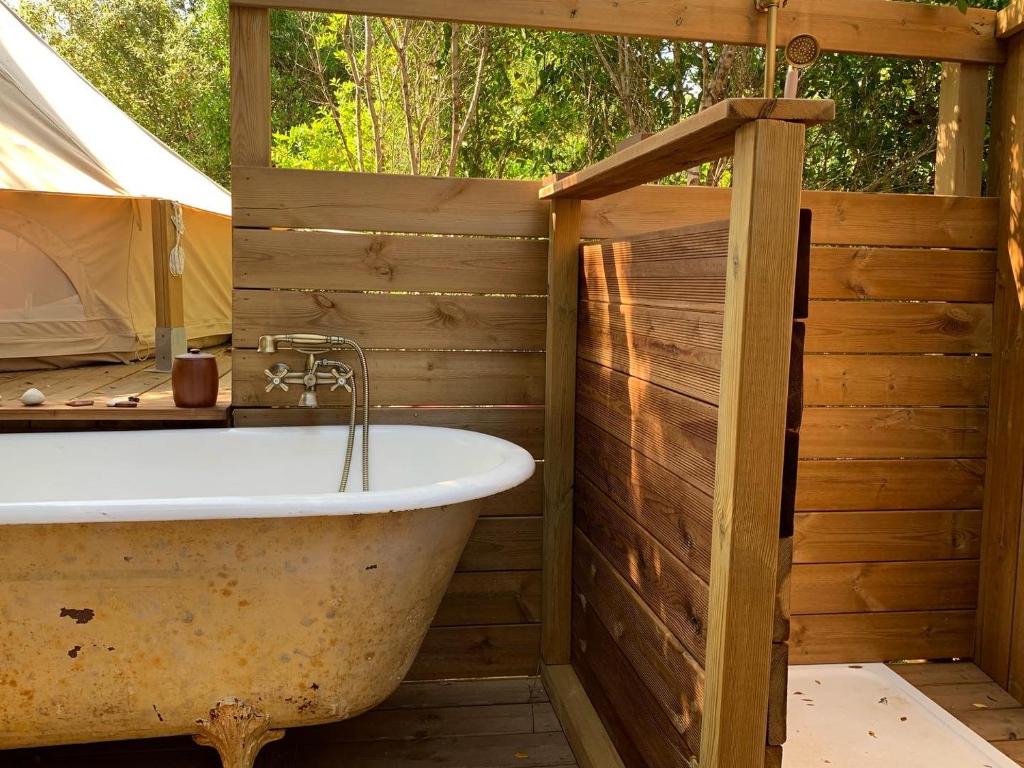 La salle de bains en bois est pourvue d'une baignoire. dans l'établissement Corsica Natura #2, à Coti-Chiavari