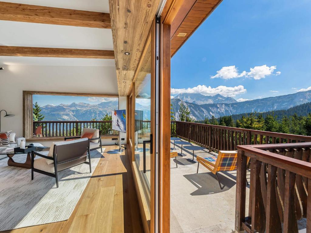balkon z widokiem na góry w obiekcie Appartement Courchevel - 3 chambres, 6 personnes, cheminée, parking, Wi-Fi - FR-1-564-91 w Courchevel