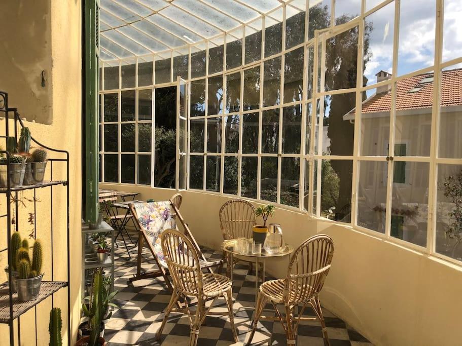 a patio with chairs and a table and a window at Villa - Toulon/La Mitre - plages à pied - 9 couchages in Toulon
