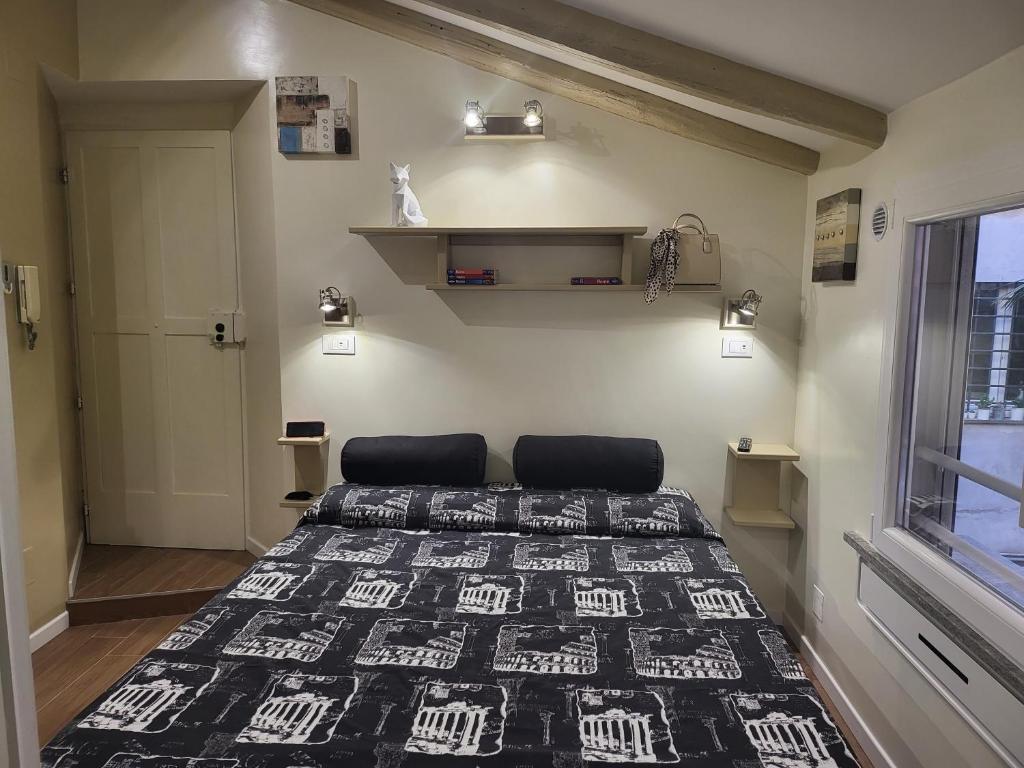 Un dormitorio con una cama con una manta blanca y negra. en The Fox Cove, en Roma
