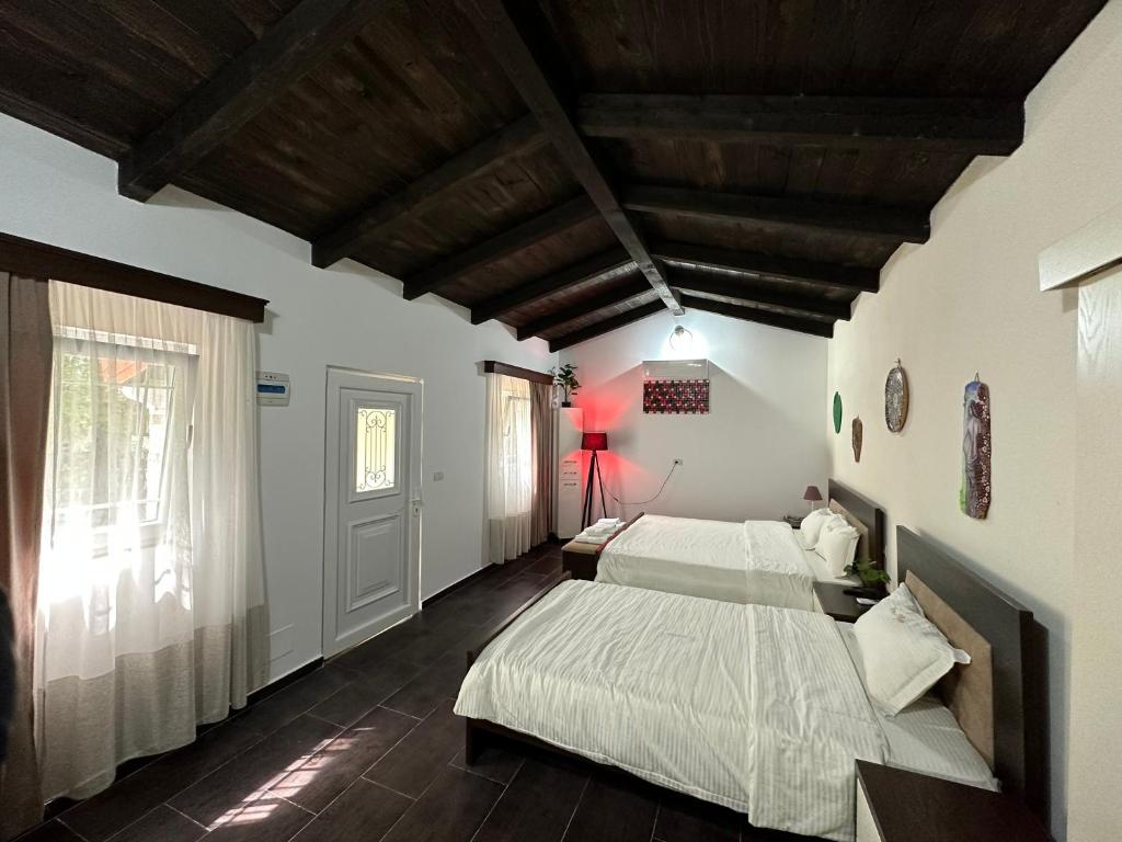Un pat sau paturi într-o cameră la Ara E Vjeter Resort