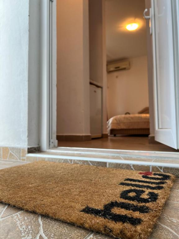 Postel nebo postele na pokoji v ubytování Gjoni Guest House