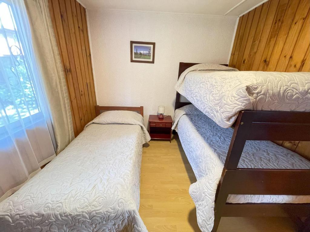 Una cama o camas en una habitación de Cabañas Kernayel