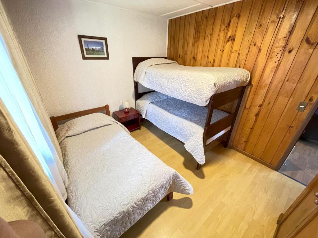 Una cama o camas en una habitación de Cabañas Kernayel