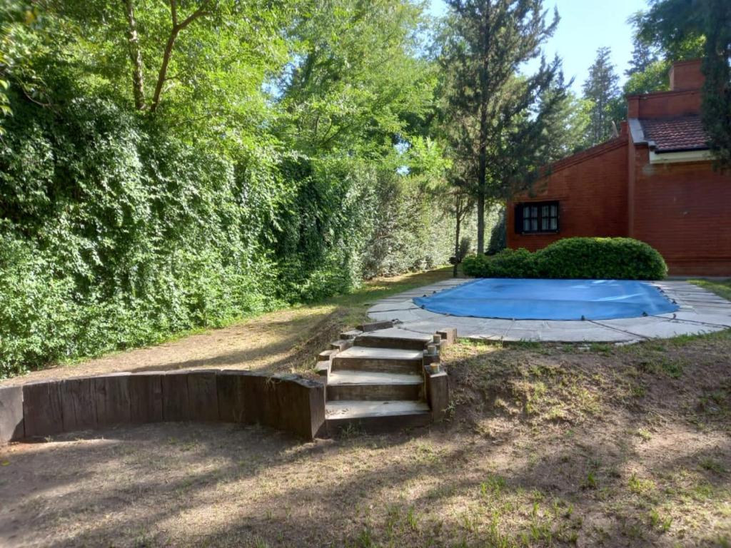 einen Hinterhof mit einem Teich und einer Treppe und einem Haus in der Unterkunft Casa de campo El Zoki in Villa Anizacate