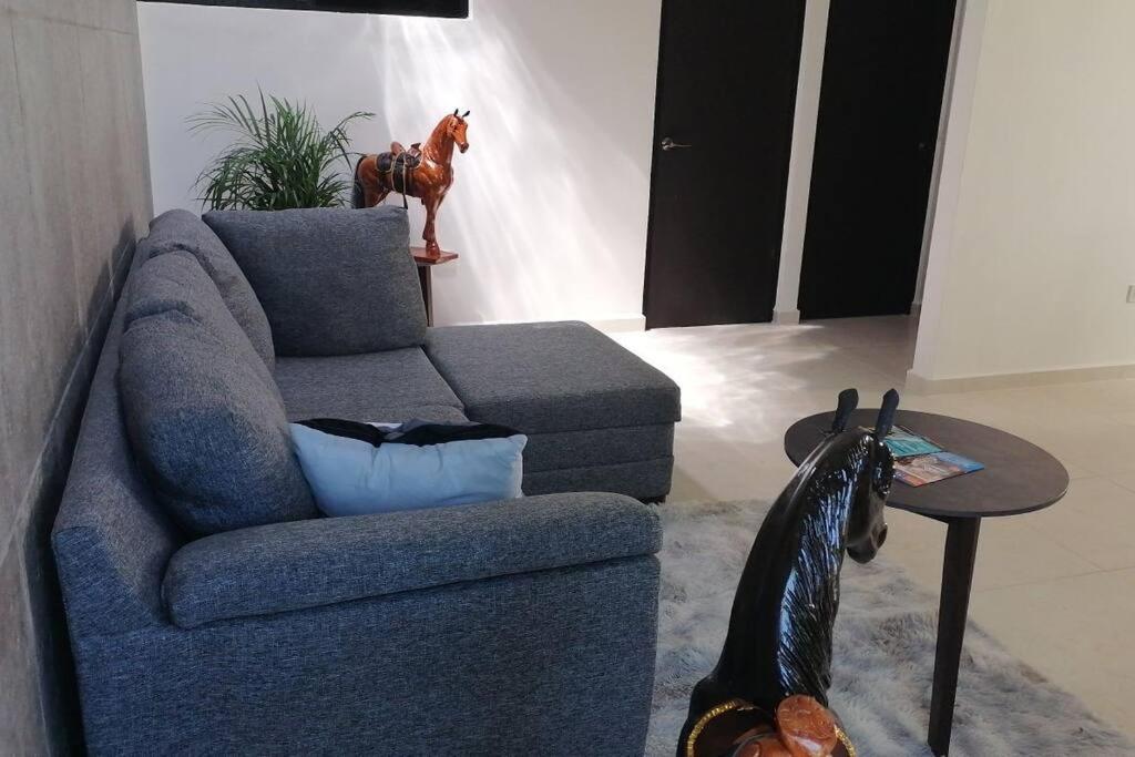 a living room with a couch and a horse statue at Casa amueblada, Internet, WIFI, en Yucatán in Mérida