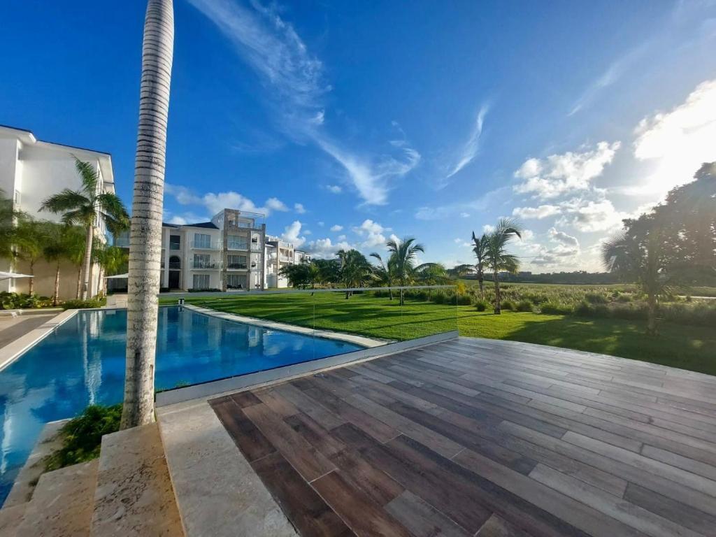 Villa con piscina y palmeras en Relax Apto Pool and Golf View in Hard Rock Golf en Punta Cana