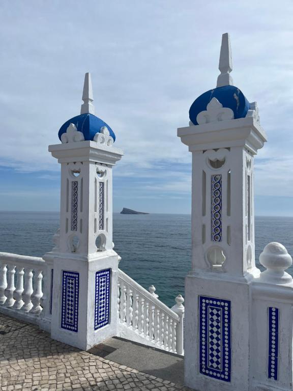 un edificio blanco y azul con el océano en el fondo en Roymar 14 Playa, en Benidorm