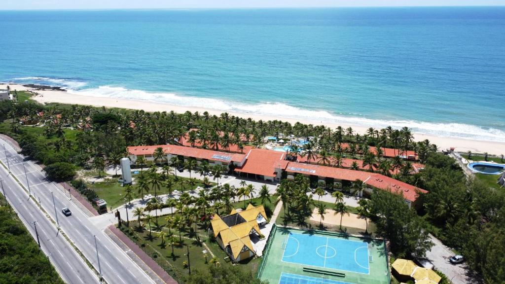 una vista aérea de un complejo con piscina y playa en Hotel Marsol Beach Resort en Natal