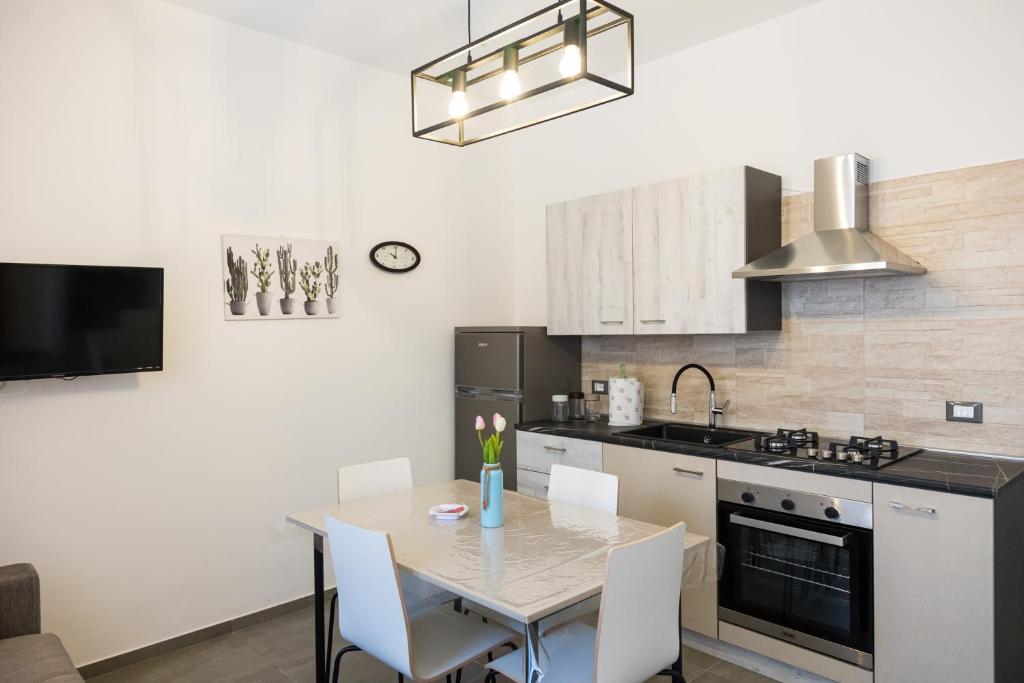 a kitchen with a table and chairs in a room at Atrepassidalmare in Marina di Ragusa