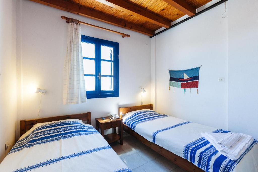 ペリヴォロスにあるThalassitis Coastal Apartmentsの窓のある部屋にベッドが2つある