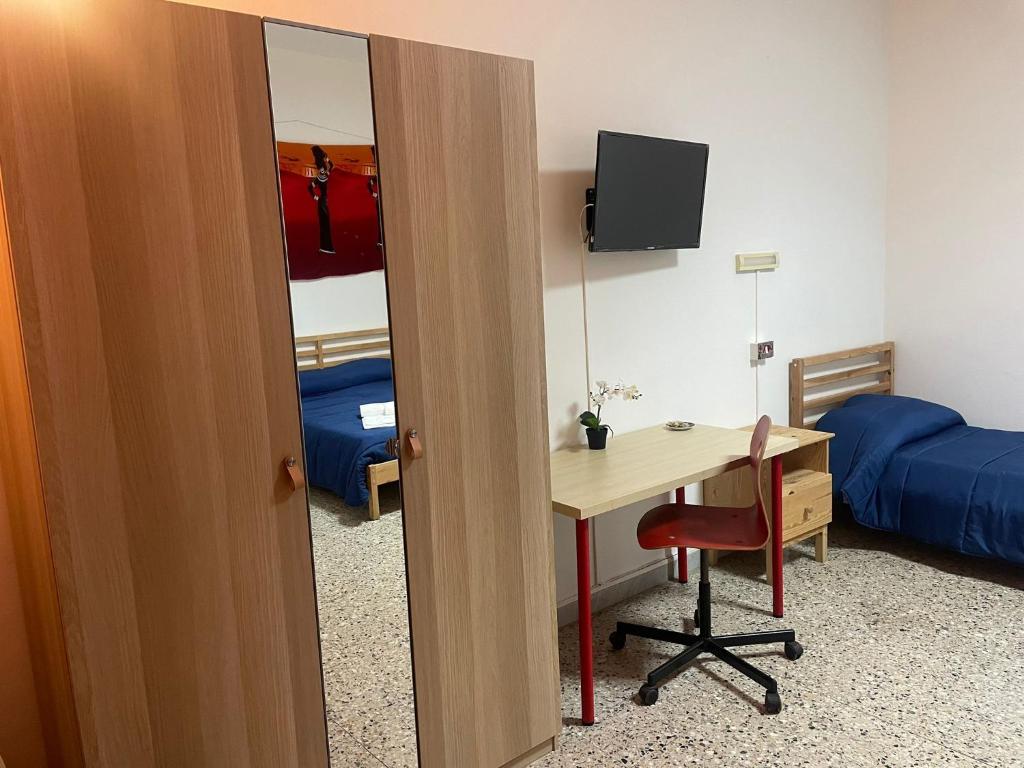 Televízia a/alebo spoločenská miestnosť v ubytovaní Beteyà Hostel Don Bosco