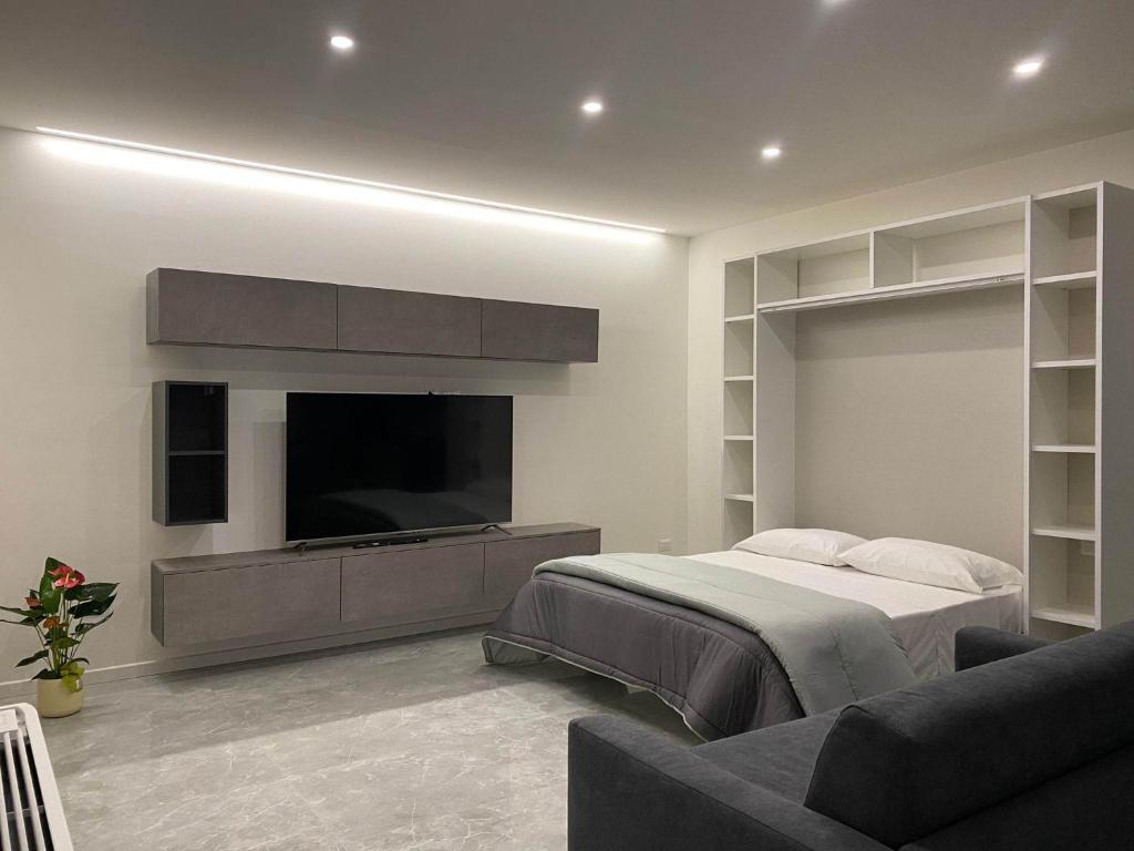 - une chambre avec un lit et une télévision à écran plat dans l'établissement Casa sul Corso, à Cosenza