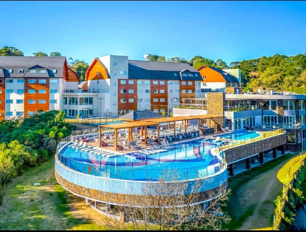 ein Resort mit großem Swimmingpool und Gebäuden in der Unterkunft Resort Gramado Golden Laghetto in Gramado