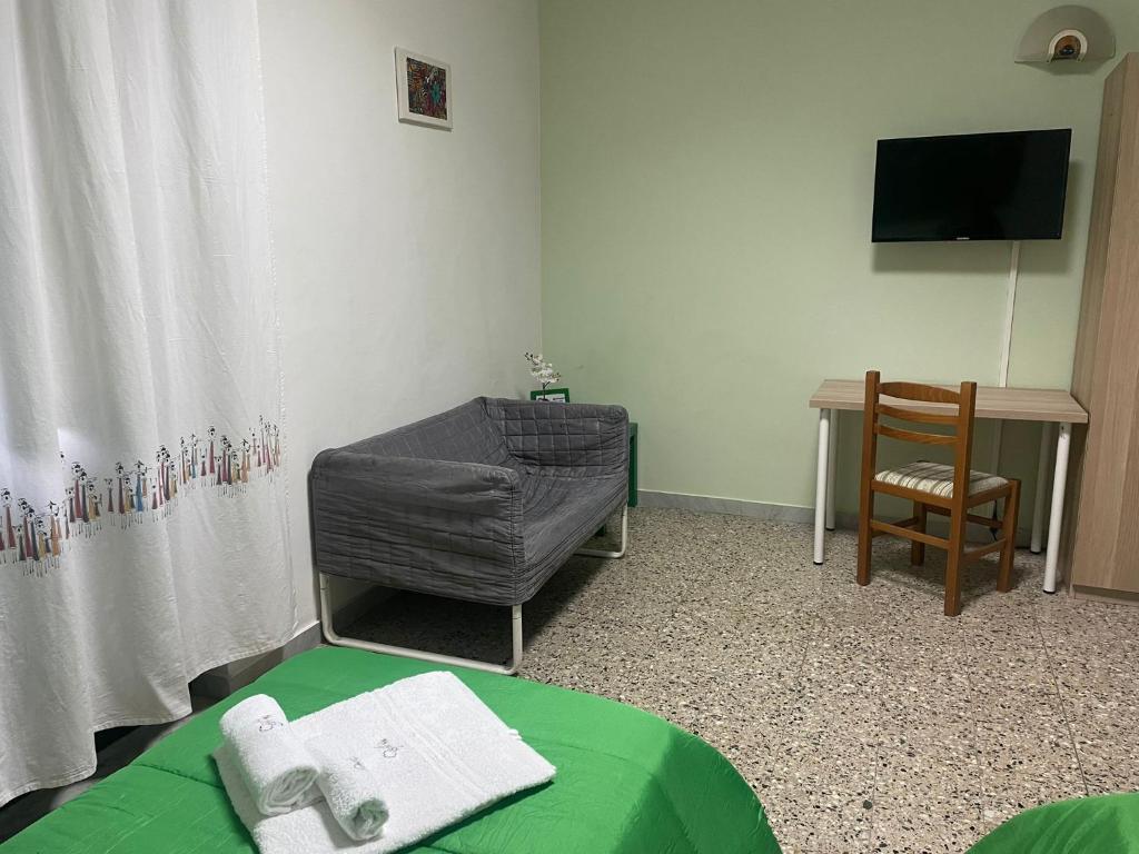 Televízia a/alebo spoločenská miestnosť v ubytovaní Beteyà Hostel Don Bosco