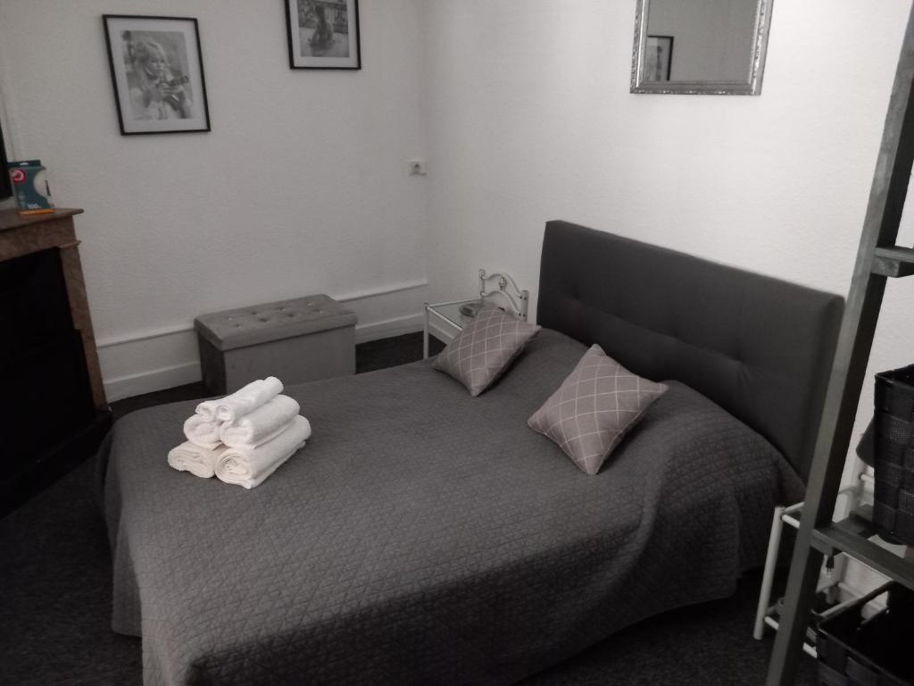 - une chambre avec un lit et des serviettes dans l'établissement MELANIE, à Ahun