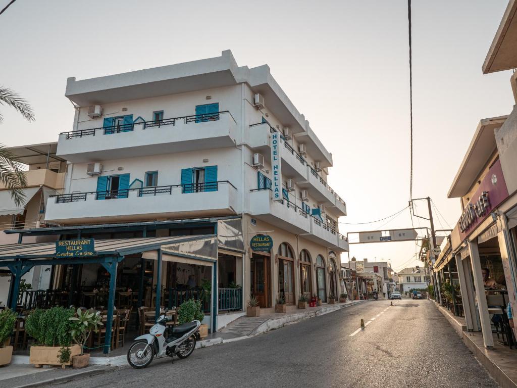 une moto garée devant un immeuble dans une rue dans l'établissement Hellas, à Palekastro