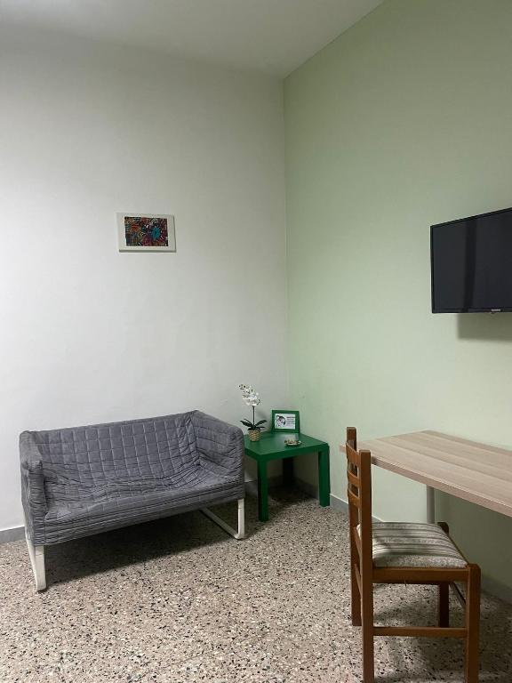 Televízia a/alebo spoločenská miestnosť v ubytovaní Beteyà Hostel Don Bosco