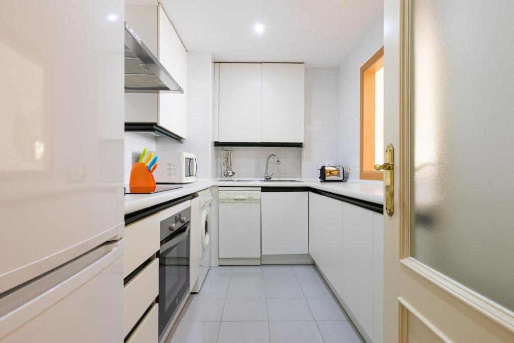 Kuchyňa alebo kuchynka v ubytovaní Puerto Banus, Marina Banus, 2BR, 2BTH, pool, parking, Marbella, 3H
