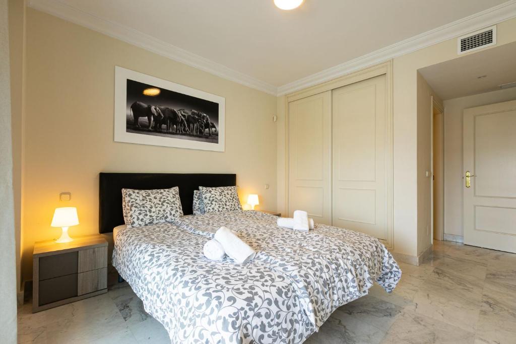 Posteľ alebo postele v izbe v ubytovaní Puerto Banus, Marina Banus, 2BR, 2BTH, pool, parking, Marbella, 3H
