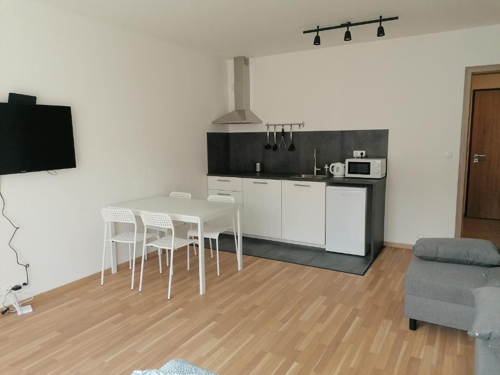 uma cozinha e sala de jantar com mesa e cadeiras em Brand new studio apartment #51 with free secure parking in the center em Praga