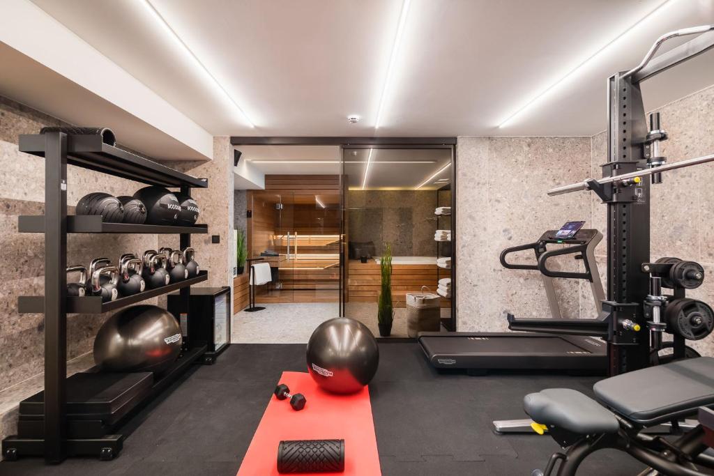 Zimmer mit einem Fitnessraum mit Laufband und Gewichten in der Unterkunft www VillaGoldenHill com in Podstrana