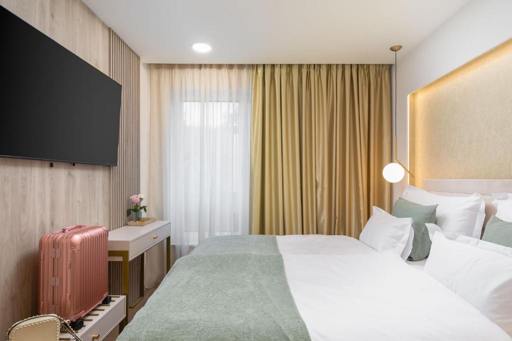 Ein Bett oder Betten in einem Zimmer der Unterkunft www VillaGoldenHill com