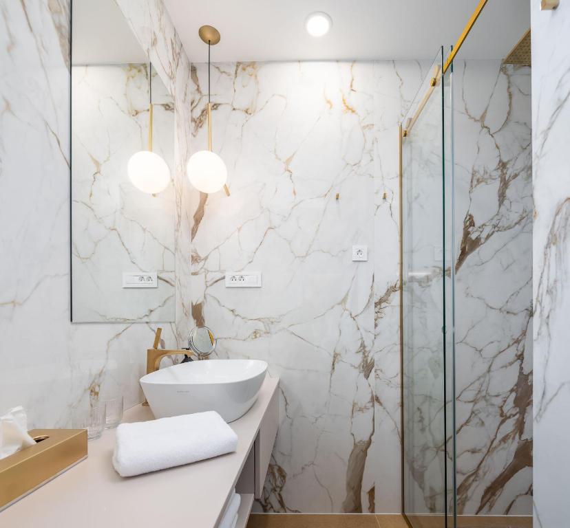 Ein Badezimmer in der Unterkunft www VillaGoldenHill com