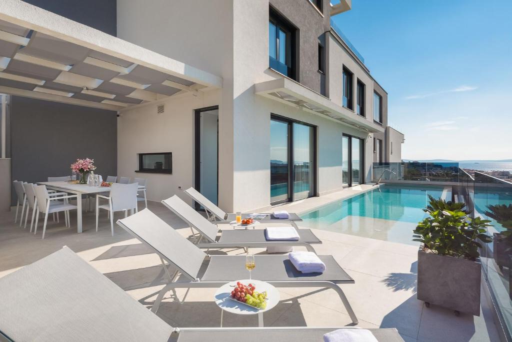eine Villa mit Swimmingpool und Terrasse in der Unterkunft www VillaGoldenHill com in Podstrana