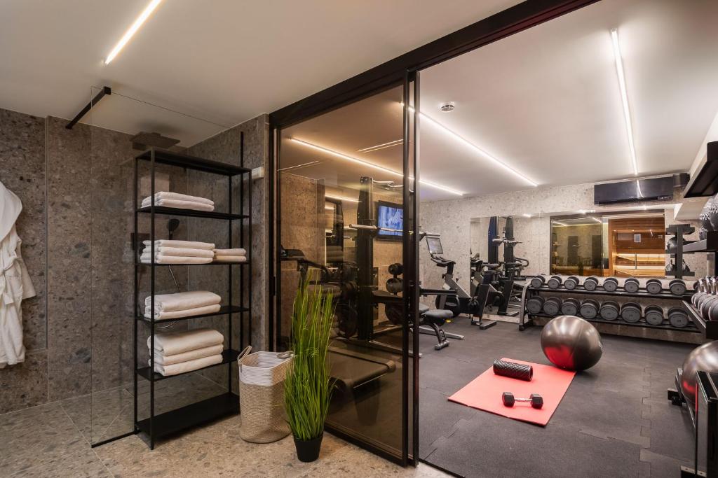 Zimmer mit Fitnessraum und Laufband in der Unterkunft www VillaGoldenHill com in Podstrana