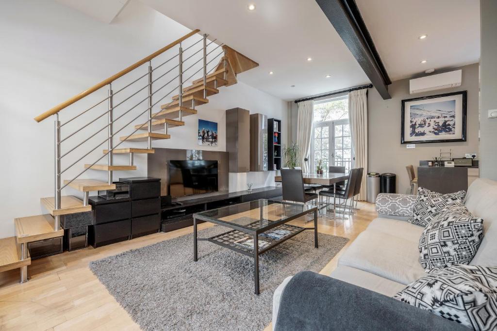 a living room with a couch and a table at Luxurious Mews House Next to Hyde Park in London